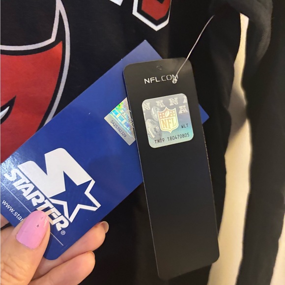 NWT Tampa Bay Buccaneers Black Long Sleeve Shirt Sz Small - Picture 3 of 4